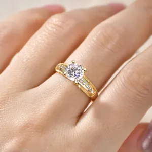 Detailansicht eines 14-karätig vergoldeten Rings mit funkelndem Stein in Vier-Klauen-Fassung