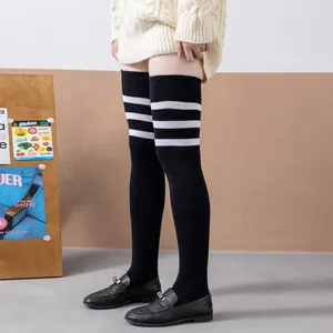 Vue détaillée de chaussettes hautes noires avec trois rayures blanches athlétiques