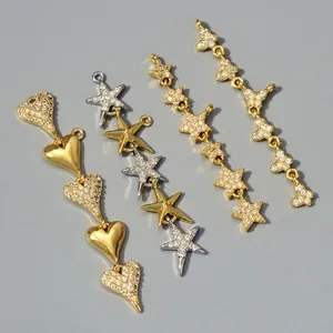 Dettaglio di ciondoli a cuore e stella per gioielli fai-da-te con zirconi scintillanti.