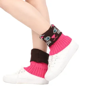 Gros plan de jambières en tricot avec motif chat mignon en rose et marron avec côtes.