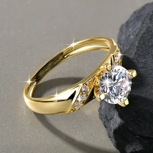 Κοντινό πλάνο κομψού δαχτυλιδιού 14k gold-filled με στρογγυλή πέτρα τεσσάρων δοντιών