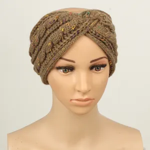 Bandeau d'hiver en tricot marron avec mouchetures colorées pour garder les oreilles au chaud.