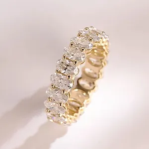 Detailansicht eines luxuriösen goldenen Eternity-Rings mit Moissanit-Steinen