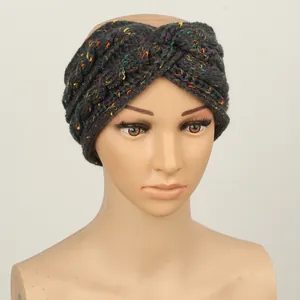 Gros plan d'un bandeau en maille gris foncé avec des points colorés sur une tête de mannequin