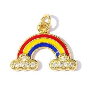 Primo piano di un ciondolo arcobaleno con smalto colorato e zirconi in oro