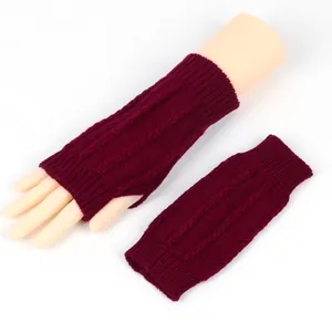 Detailansicht weinroter Strick-Handstulpen mit Daumenloch und Rippenmuster für Winter.