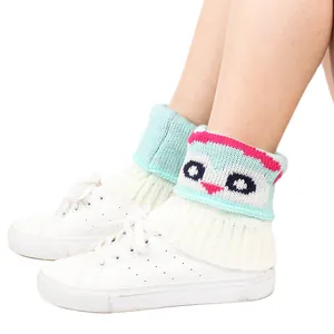 Vue détaillée de couvre-bottes tricotés avec motif dessin animé et revers colorés sur chaussures