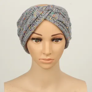 Gros plan détaillé du bandeau d'hiver en maille grise mouchetée sur une tête de mannequin