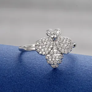 Vue détaillée d'une bague abeille en argent sertie de cristaux brillants sur fond bleu