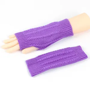 Detail von lila fingerlosen Strickhandschuhen mit Daumenloch für winterliche Wärme