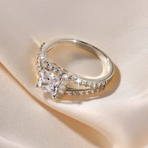 Nahaufnahme eines 14-karätig vergoldeten Rings mit funkelndem quadratischem Zirkonia