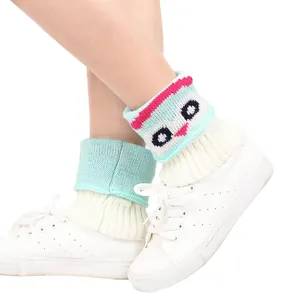 Vue détaillée des jambières en tricot motif hibou avec baskets blanches