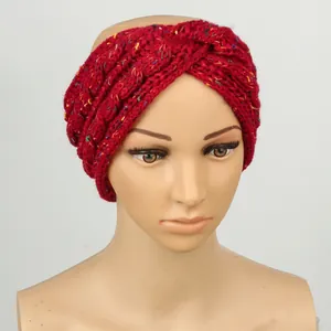 Détail d'un bandeau en tricot rouge épais avec des mouchetures colorées pour l'hiver