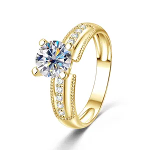 Eleganter 14k vergoldeter Verlobungsring mit einem funkelnden klaren runden Stein