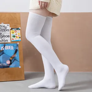 Vue détaillée de chaussettes hautes en coton blanc à haute élasticité, grandes tailles.