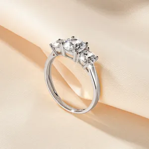 Εξαιρετικό δαχτυλίδι moissanite με τρεις πέτρες και κοπή μπριγιάν σε σαμπανιζέ μετάξι