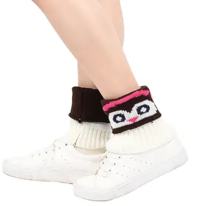 Gros plan de jambières en tricot avec un joli motif jacquard de pingouin