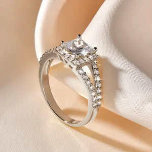 Luxuriöser Verlobungsring mit quadratischem Zirkonia und geteilter Ringschiene auf Seide