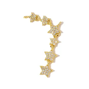 Dettaglio macro del ciondolo a forma di stella placcato in oro con zirconi
