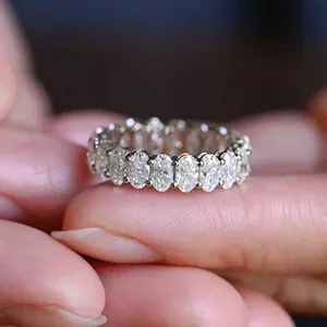 Atemberaubender D-Farbe Moissanit Eternity Ring mit ovalen Steinen in hochwertiger Silberfassung