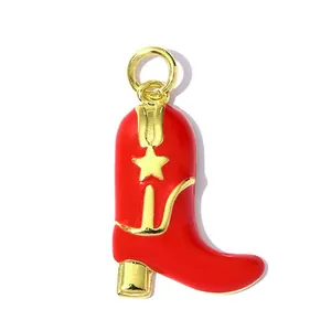 Vista dettagliata di un ciondolo a stivale da cowboy in smalto rosso con stella oro.