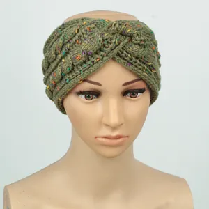 Gros plan d'un bandeau en maille torsadée vert olive avec des détails colorés en fil confettis.