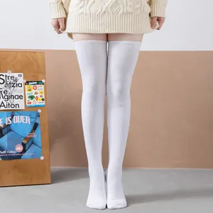 Vue rapprochée de chaussettes hautes blanches en coton côtelé à haute élasticité