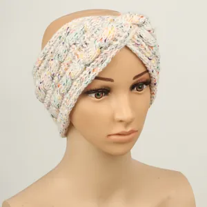 Vue détaillée d'un bandeau en tricot blanc à mouchetures colorées sur un mannequin