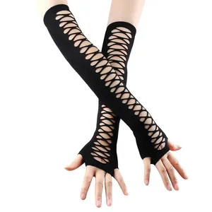 Vista dettagliata che mostra il design a rete traforata dei guanti neri medi in stile punk goth