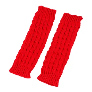 Λεπτομερής όψη της κόκκινης πλεκτής γκέτας με ζεστή μάλλινη υφή και σχέδιο πλέξης.