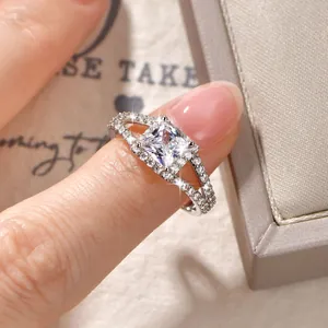 Nahaufnahme eines eleganten Rings mit geteiltem Schaft und einem quadratischen Zirkonia