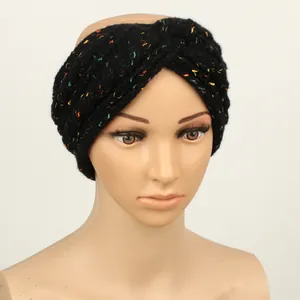 Gros plan d'un bandeau en tricot noir avec des mouchetures colorées sur un mannequin