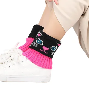 Détail de couvre-bottes en tricot avec motif chat mignon et bordure côtelée rose vif