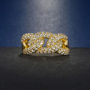 Primer plano de un anillo de cadena cubana dorado con pavé completo de circonitas.