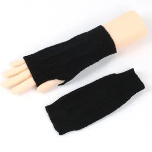 Detaillierte Ansicht schwarzer Zopfmuster-Handschuhe für die Smartphone-Nutzung