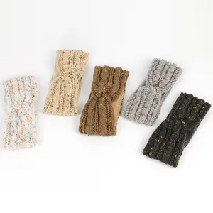 Cinq bandeaux tricotés doublés de polaire avec des taches confettis pour la protection hiver.