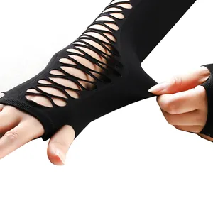 Dettaglio ravvicinato di guanti neri strappati che mostrano la texture del tessuto elastico