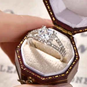 Nahaufnahme eines glitzernden Zirkonia-Rings in einer eleganten Vintage-Geschenkbox