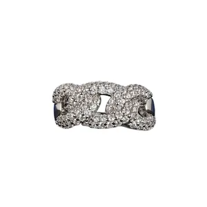 Elegante anillo de cadena de eslabones cubanos con piedras blancas sobre fondo blanco