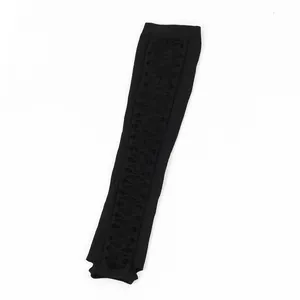 Dettaglio guanti neri medi con design a rete incrociata elasticizzata per cosplay e party.