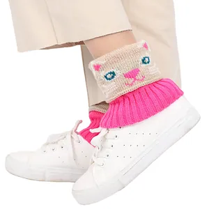 Vue détaillée des jambières tricotées chat de dessin animé mignon en rose et beige