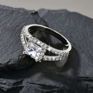 Detailaufnahme eines Rings mit quadratischem Zirkonia, geteiltem Schaft und Silber-Finish