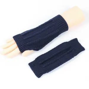 Hochwertige Detailansicht der warmen marineblauen Zopfstrick-Fingerhandschuhe für Winter