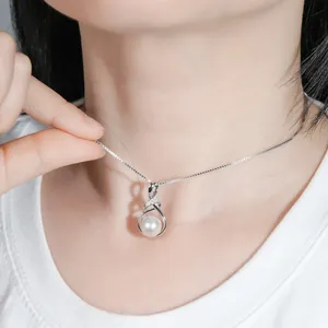 Nahaufnahme eines eleganten Süßwasserperlenanhängers mit Moissanit an einer Silberkette