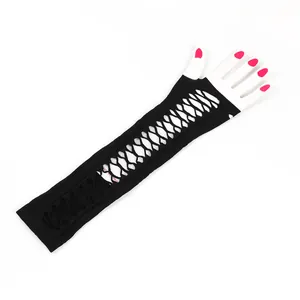 Dettaglio di scaldabraccia nero strappato con design a rete elastica su manichino.
