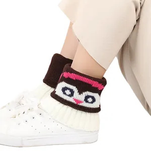 Détail de jambières en tricot mignonnes avec motif jacquard et accents roses