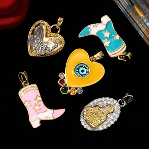 Vista detallada de colgantes chapados en oro de 18k con corazones, mal de ojo y botas