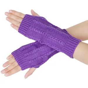 Nahaufnahme lila fingerlose Strickhandschuhe mit Zopfmuster und Rippstrick