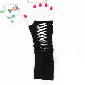 Dettaglio ravvicinato dell'intricato design stringato e traforato di questi manicotti punk neri