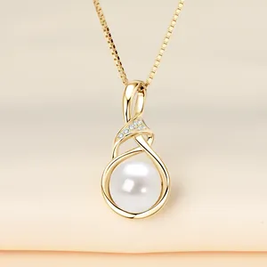 Nahaufnahme der eleganten Halskette aus 14k Gold mit Moissanit und Süßwasserperle